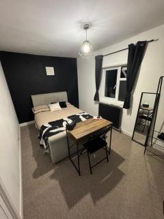 Small Double Flexy Room Located 2 Minutes From Gloucester Royal Hospital -  - 9