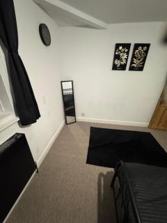 Double Room Located 2 Minutes From Gloucester Royal Hospital - 7