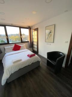 4 Bed Flat in Hoxton Zone 1 with Balcony - 1