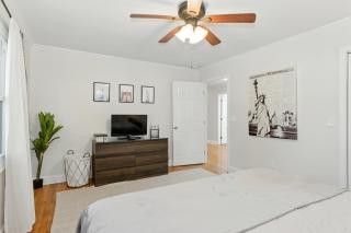 Chic & Cozy Home - Screen Porch & Firepit - 4