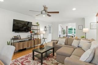 Chic & Cozy Home - Screen Porch & Firepit - 0