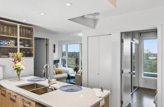 Stylish 2 Bed Condo Near Transit and Amenities in East Hastings - 3