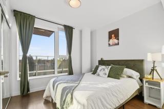 Stylish 2 Bed Condo Near Transit and Amenities in East Hastings - 4