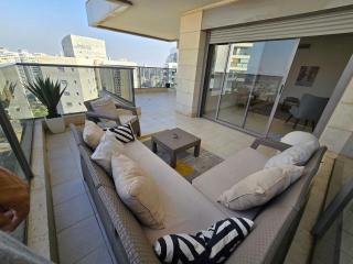 מיני פנטהאוס נווה גן Mini Penthouse by Lake Neve Gan - 7
