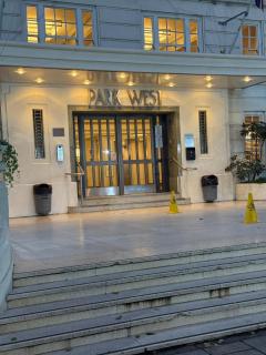 Stunning One Bedroom Apartment In Park West - 9