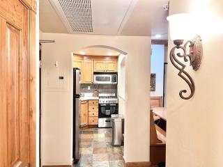 Family Friendly King Villa with Kitchen Near Ski Resorts - 1049 - 6