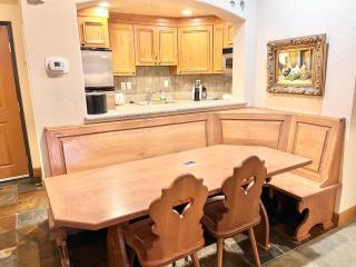 Family Friendly King Villa with Kitchen Near Ski Resorts - 1049 - 3