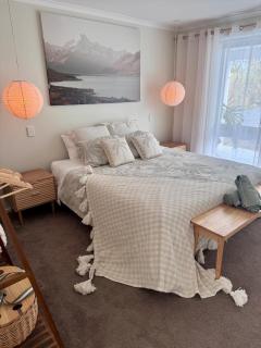 Walk to Beach - Coastal Beach House Retreat - 3