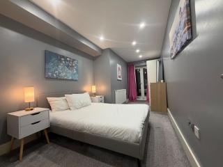 Garden Ground Floor 2 Bedrooms Flat - 9