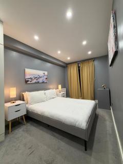 Garden Ground Floor 2 Bedrooms Flat - 7