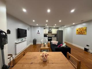 Garden Ground Floor 2 Bedrooms Flat - 3