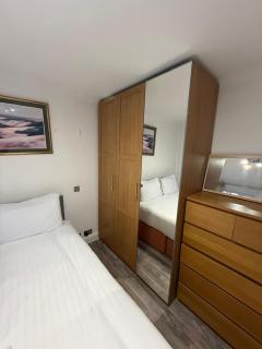 Stunning One Bedroom Apartment In Park West - 4