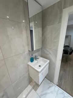 Stunning One Bedroom Apartment In Park West - 3