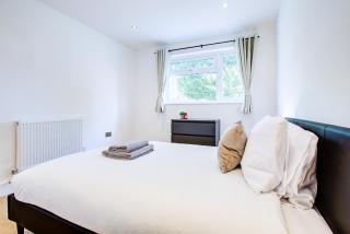 Peaceful 4 Bed House with Driveway and Garden - 8