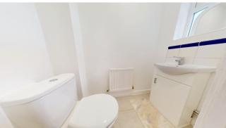 3 Bedroom House with free parking and garden - 8