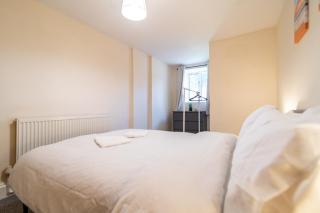 Charming 3 Bed Flat by Harbour - 7