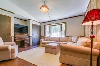 Relaxing Cabin Retreat with Games! Louisbug Hideaway - 8