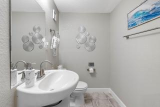 Stylish & Cozy Stunning Tampa Home - 9