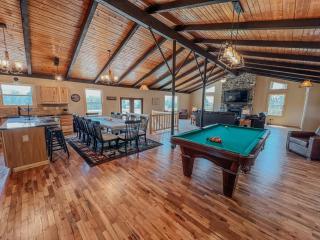The Lodge at Hocking Hills - 2 Hot Tubs - 6 acres - Lake access - 0