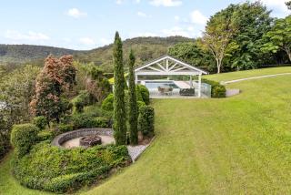 Chic West End Stay with Gym & Pool Access - 4