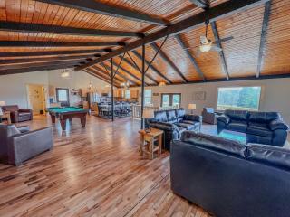 The Lodge at Hocking Hills - 2 Hot Tubs - 6 acres - Lake access - 9