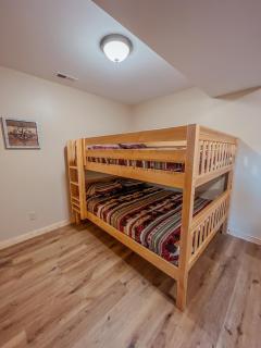 The Lodge at Hocking Hills - 2 Hot Tubs - 6 acres - Lake access - 8