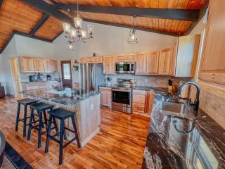 The Lodge at Hocking Hills - 2 Hot Tubs - 6 acres - Lake access - 1