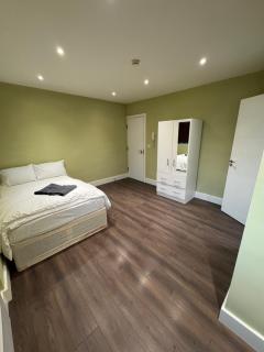 Cosy en-suite 15 min from Heathrow airport - 8