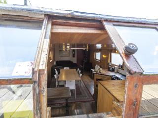 Boat Getaway Near Lake - 6