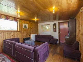 Boat Getaway Near Lake - 1