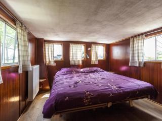 Boat Getaway Near Lake - 7