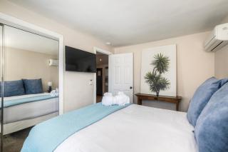 Oceanside Bungalow, Walk to Beach & Pier, Private Hot Tub, Beach Gear - 7