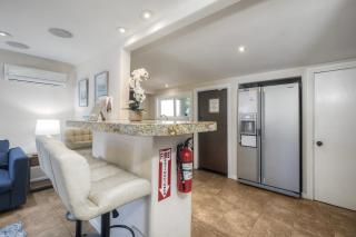 Oceanside Bungalow, Walk to Beach & Pier, Private Hot Tub, Beach Gear - 5