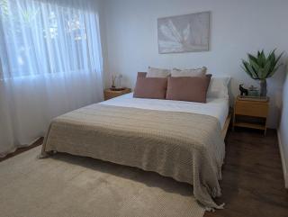 10 min walk to beach & cafés with a quiet, private fenced garden - 2