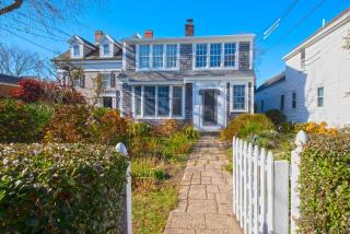 The Explorer's Retreat-West End Condo King Bed - 4