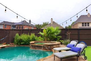 Luxurious 5-Bed home with heated Pool, Jacuzzi, Media Room, Grill and several living spaces! - Frisco - 9