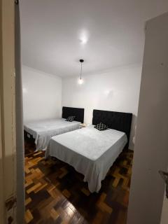 Lindo apartamento 200m mar 2 dorm excelente localização Wi-fi Ar condicionado Máquina de lavar roupa Todo mobiliado - 3