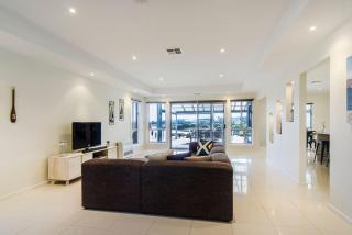 Isla Bonita - Pet Friendly - Not Fully Fenced - No Linen Included - 1