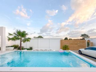 Brown Empire Pool Villa Pattaya - 9