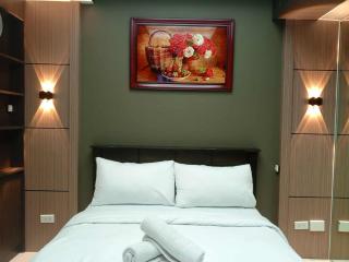 Cozy Manila Condo Retreat with Shared Pool - 2