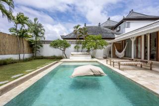 The White Joglo a stylish 3BDR Villa with Pool 2 min from the beach - 7