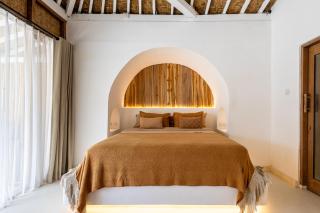 The White Joglo a stylish 3BDR Villa with Pool 2 min from the beach - 1