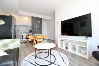 Up High on High Street - Free Parking - 9