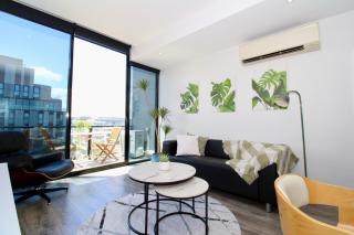 Up High on High Street - Free Parking - 0