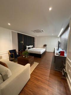 Room 901 Ensuite Bedroom with 1 king bed - 33 sqm - 1