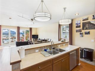 Family Getaway in Juneau, Alaska Unforgettable Ocean and Mountain Views - 4