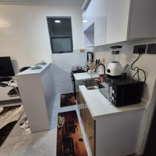 Modern, Spacious And Stylish 1 Bedroom Apartment With Resturant, Wi-Fi, Balcony, City Views & Workspace in Nairobi - 7