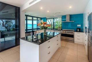 Edge 2 - Oceanfront Luxurious and Spacious 4 Bedroom Split Level Apartment with buggy and valet service - 1