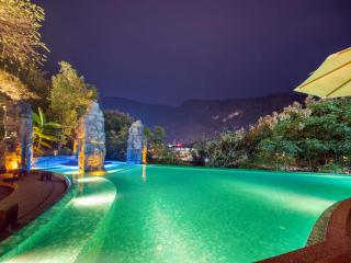 Zhangjiajie Shisuji Hotel-Zhangjiajie National Forest Park,Avatar Scenic Area,East Gate, only 5 minute walk, free airport,Railway Station shuttle, English-speaking butler itinerary planning, floor heating, Western restaurant, cave exploration, cave bar - 1