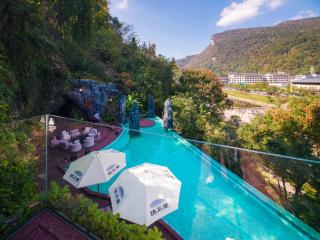 Zhangjiajie Shisuji Hotel-Zhangjiajie National Forest Park,Avatar Scenic Area,East Gate, only 5 minute walk, free airport,Railway Station shuttle, English-speaking butler itinerary planning, floor heating, Western restaurant, cave exploration, cave bar - 2